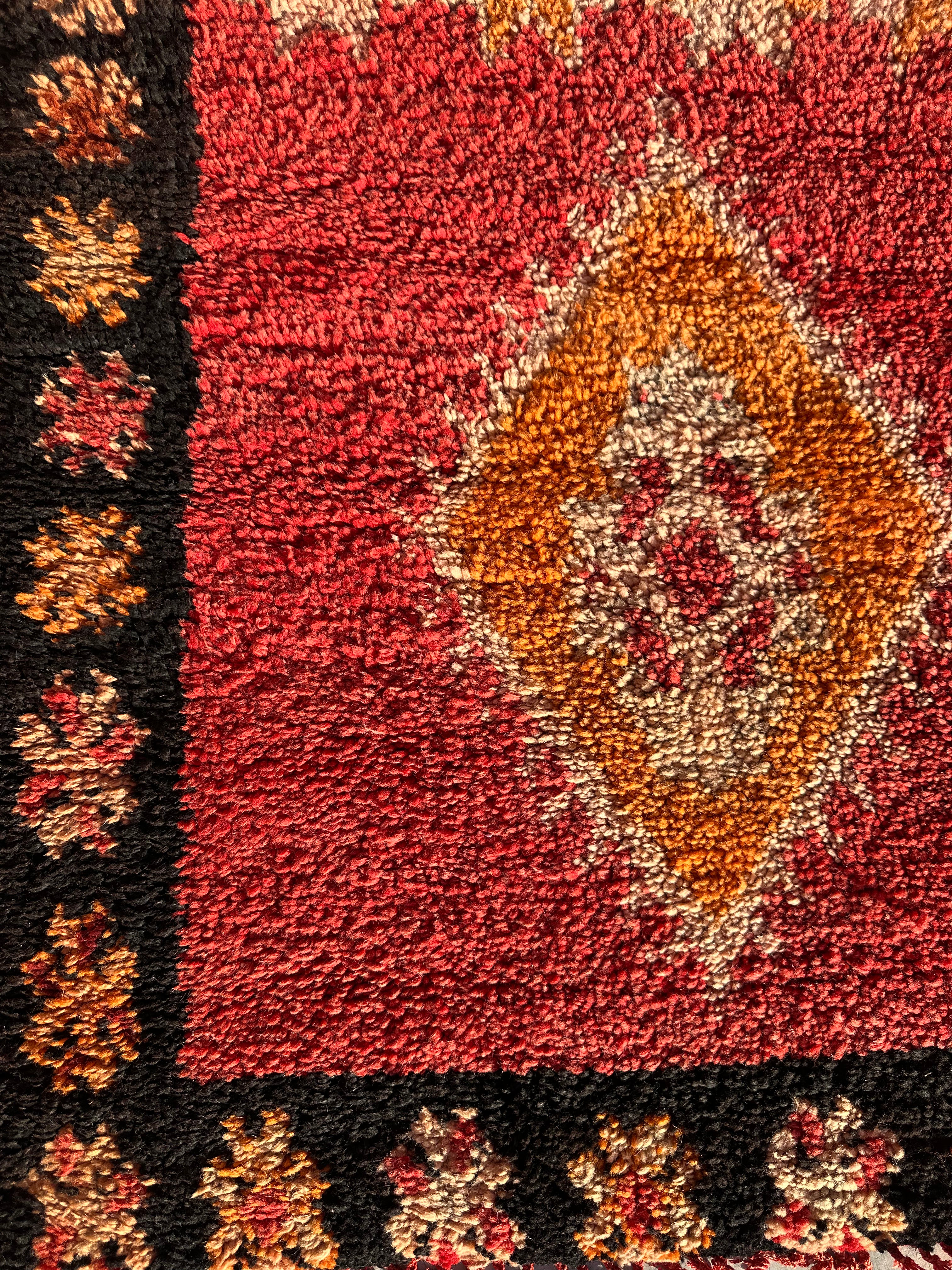 5 Diamonds - Vintage Authentic Moroccan Rug