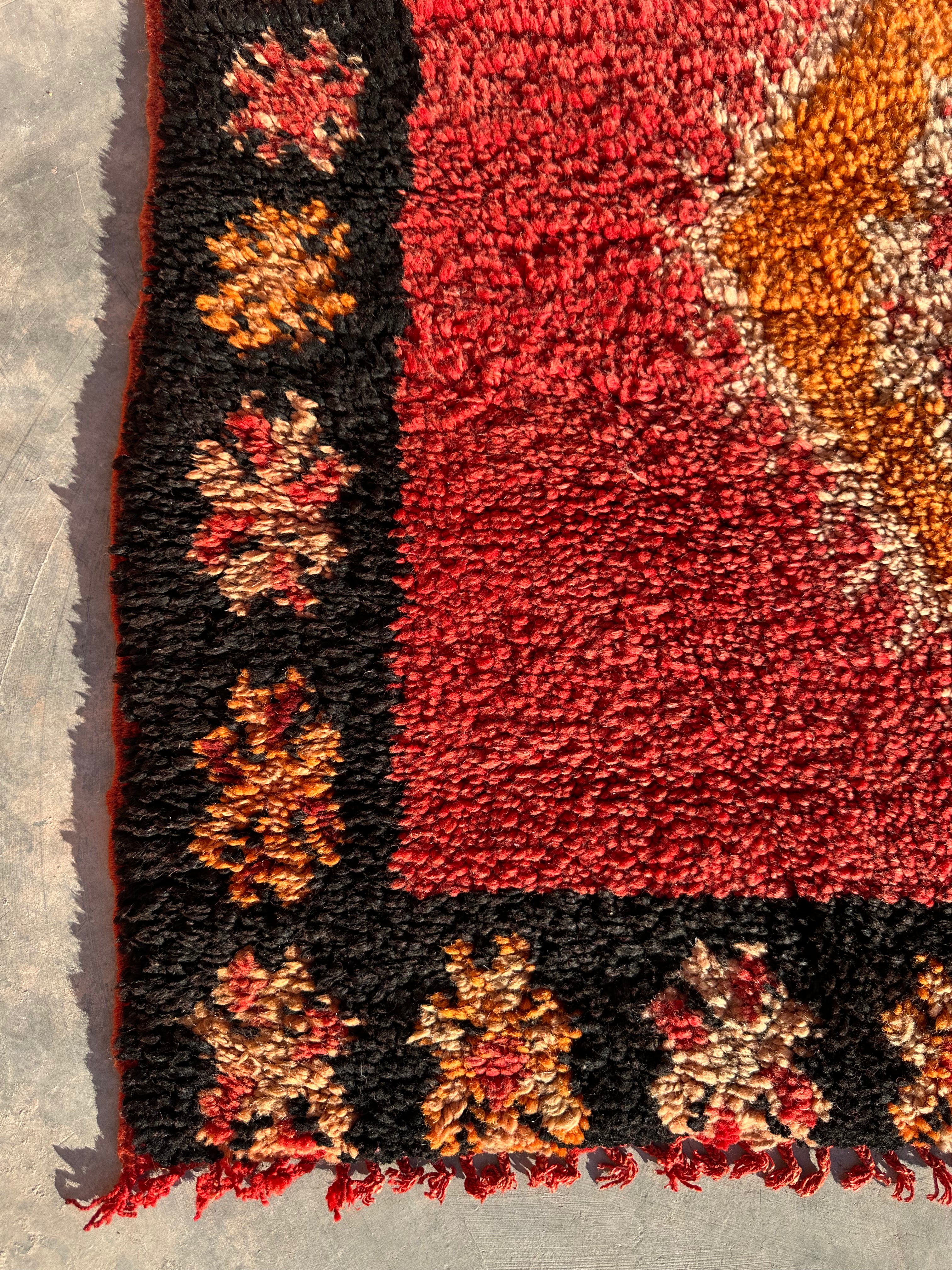 5 Diamonds - Vintage Authentic Moroccan Rug